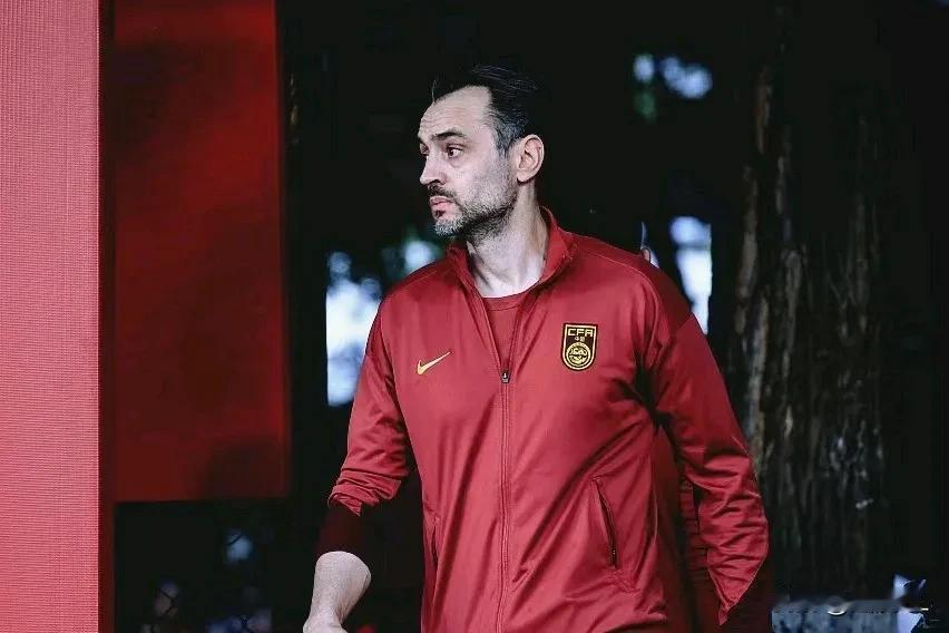 俱乐部这是什么操作？该走的没走，不该走的却留下了，伊万科维奇御用之人宣布离队。