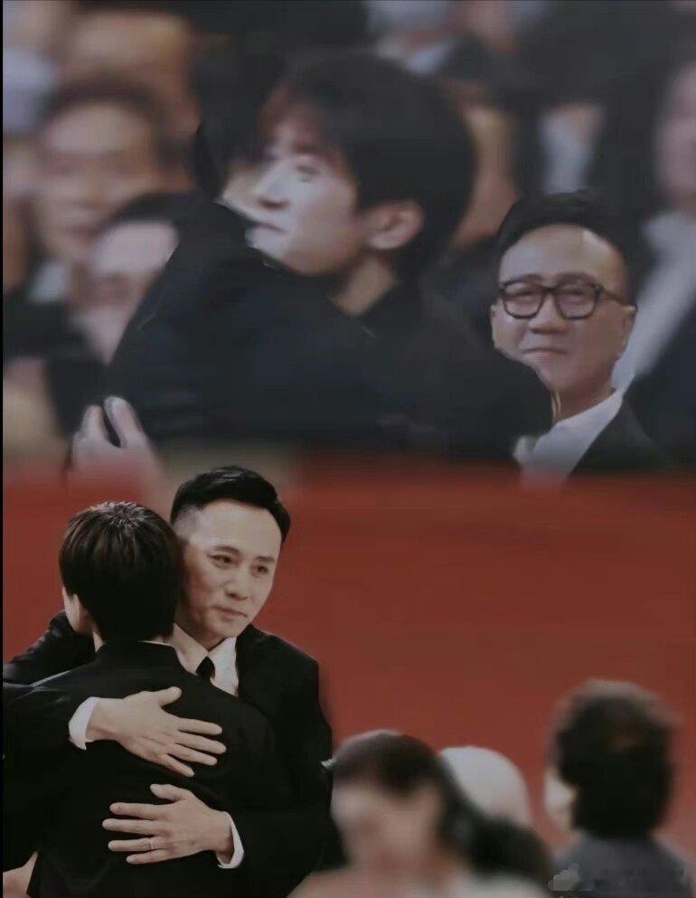 我只看向他眼底，千万人欢呼什么我不关心易烊千玺:不是抱我吗哥 ​​​