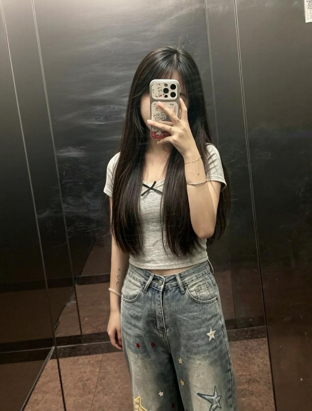 漂亮女孩电梯间拍照。
