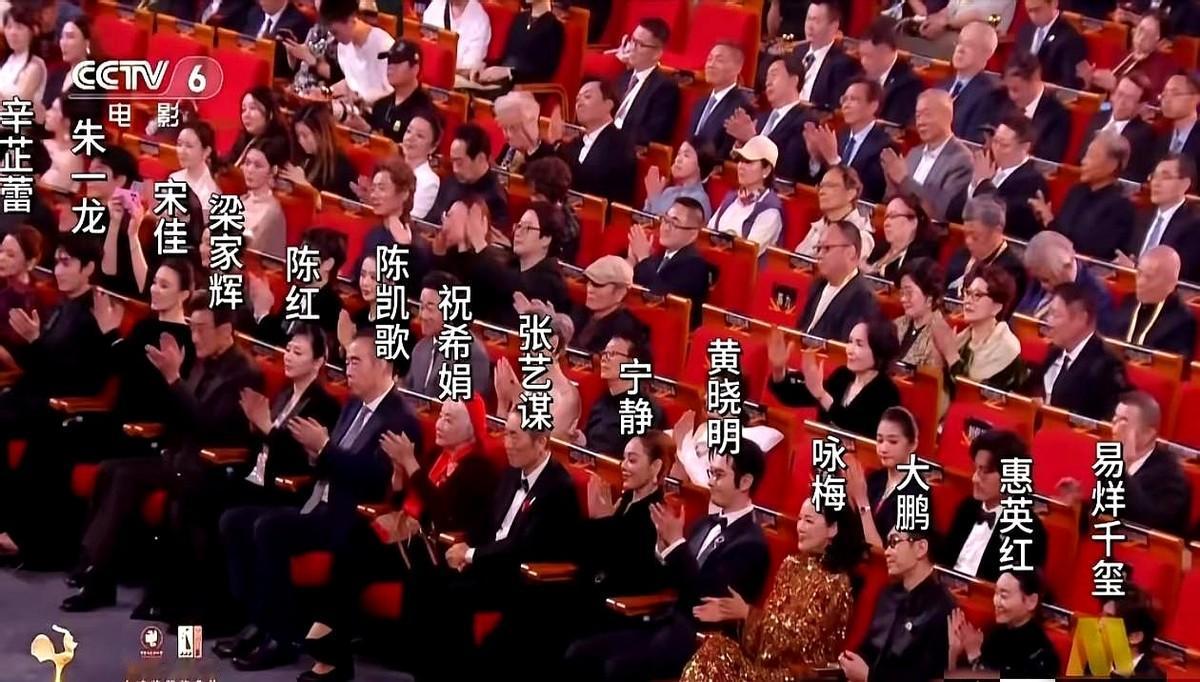 不少人对宁静能坐第一排颇有微词，其实在场所有女性加起来，都比不上宁静！她出道即巅