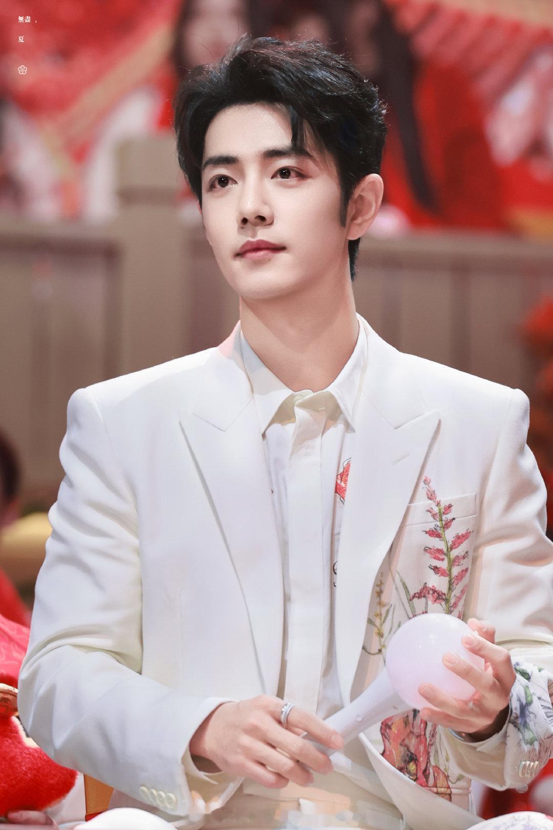 博君一肖  应是天仙狂醉，乱把白云揉碎。 （