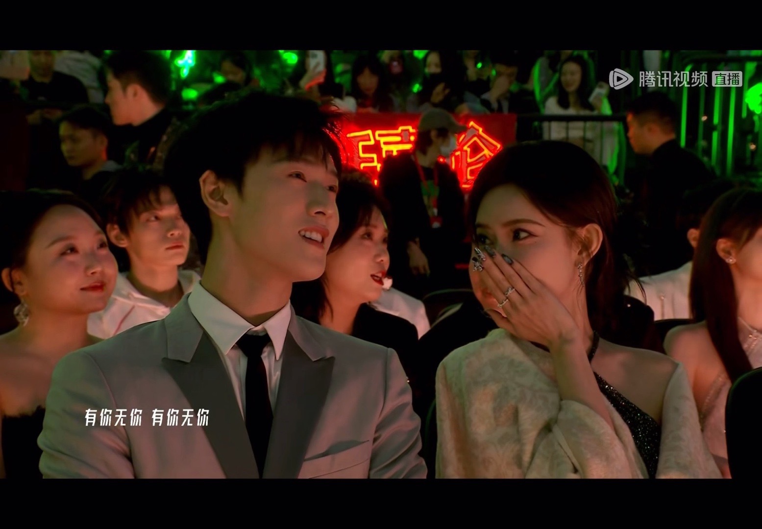 我们昀牵孟绕坐一起 