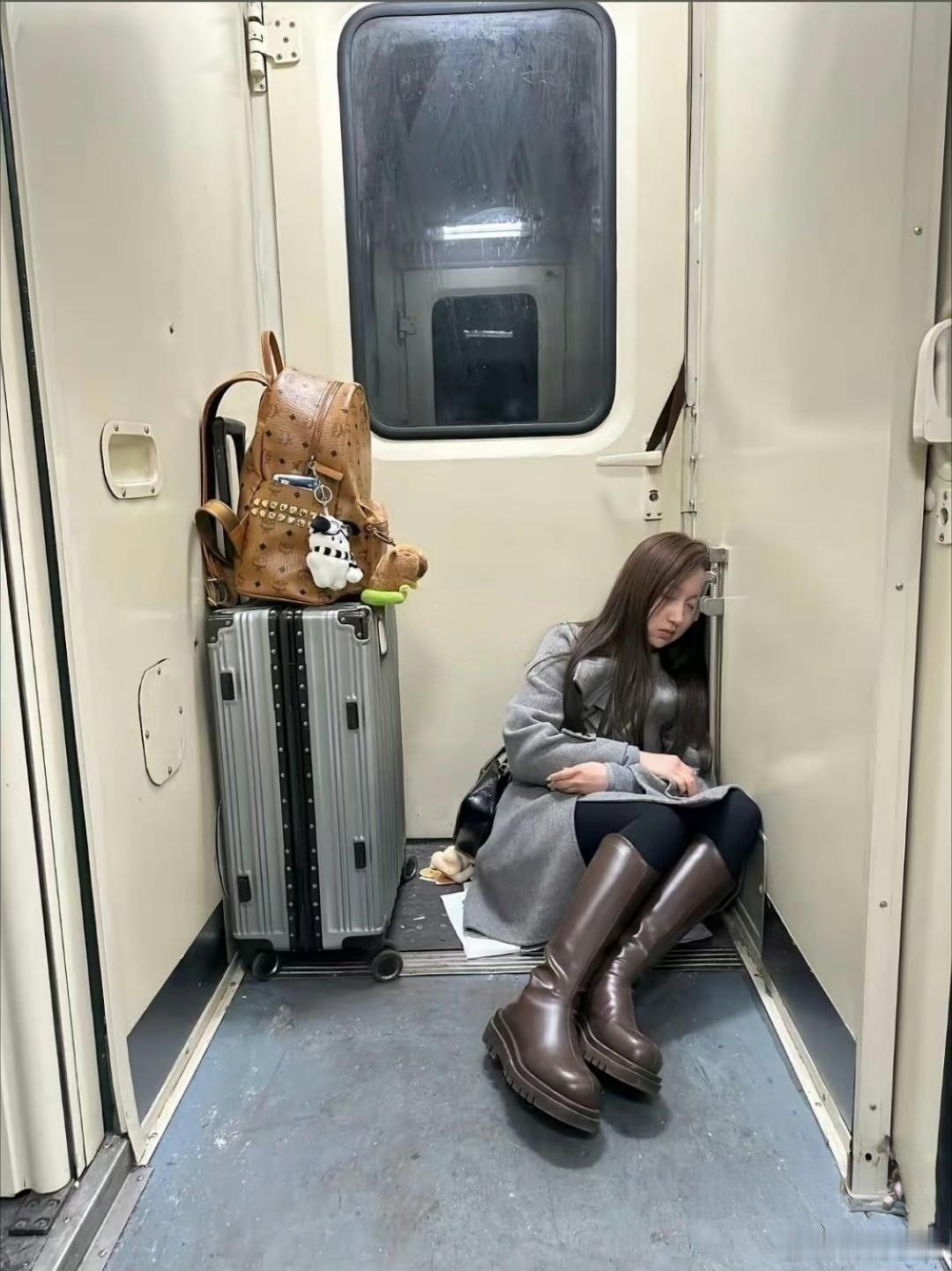 高铁上遇到这样的美女，你会让她和你挤挤吗？ 