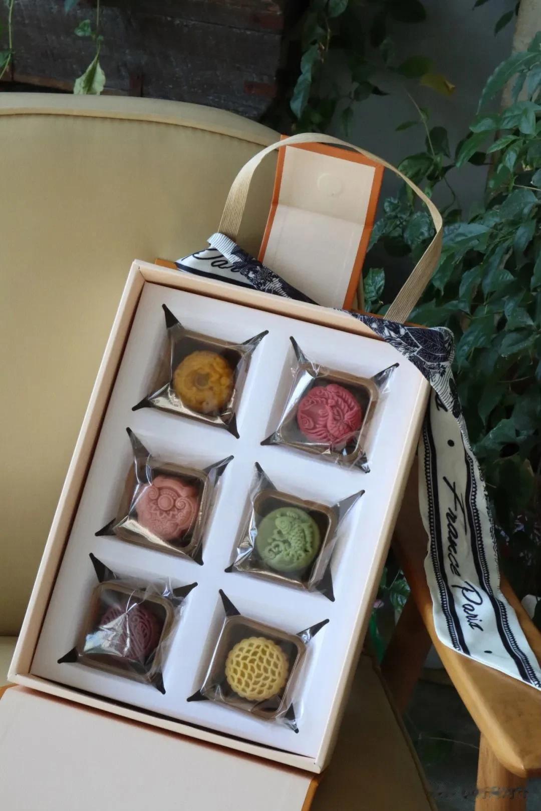 #你喜欢吃什么馅的月饼# 
我喜欢吃豆沙馅的月饼
今年中秋公司发的月饼就是豆沙馅