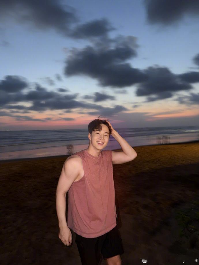 刘宪华晒黑了刘宪华海边男友力瞬间谁能拒绝海边落日中的刘宪华？背心随性，臂膀有力。