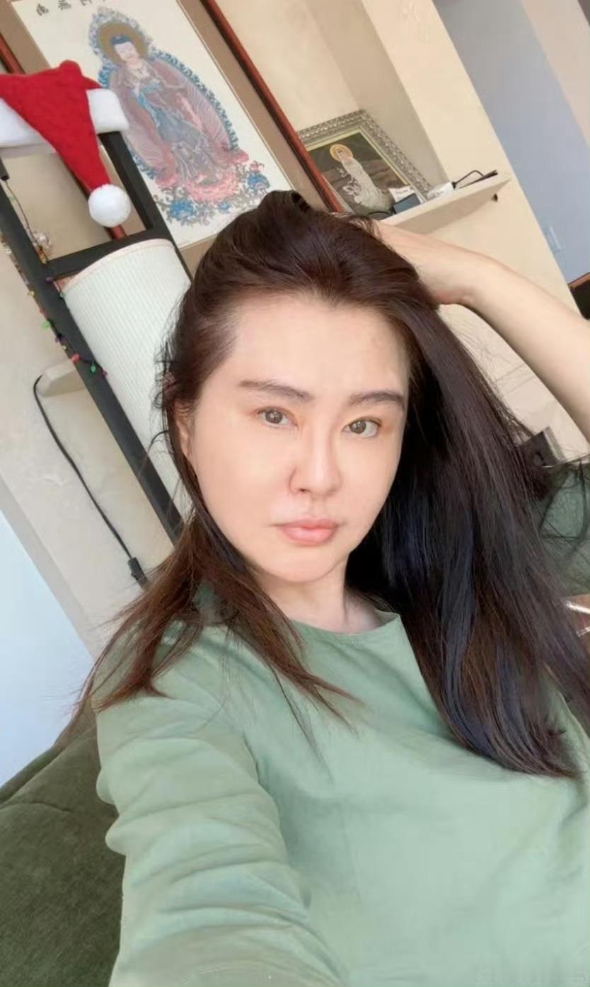 57岁王祖贤自拍照   57岁的王祖贤自拍照，状态真的很不错啊！ 