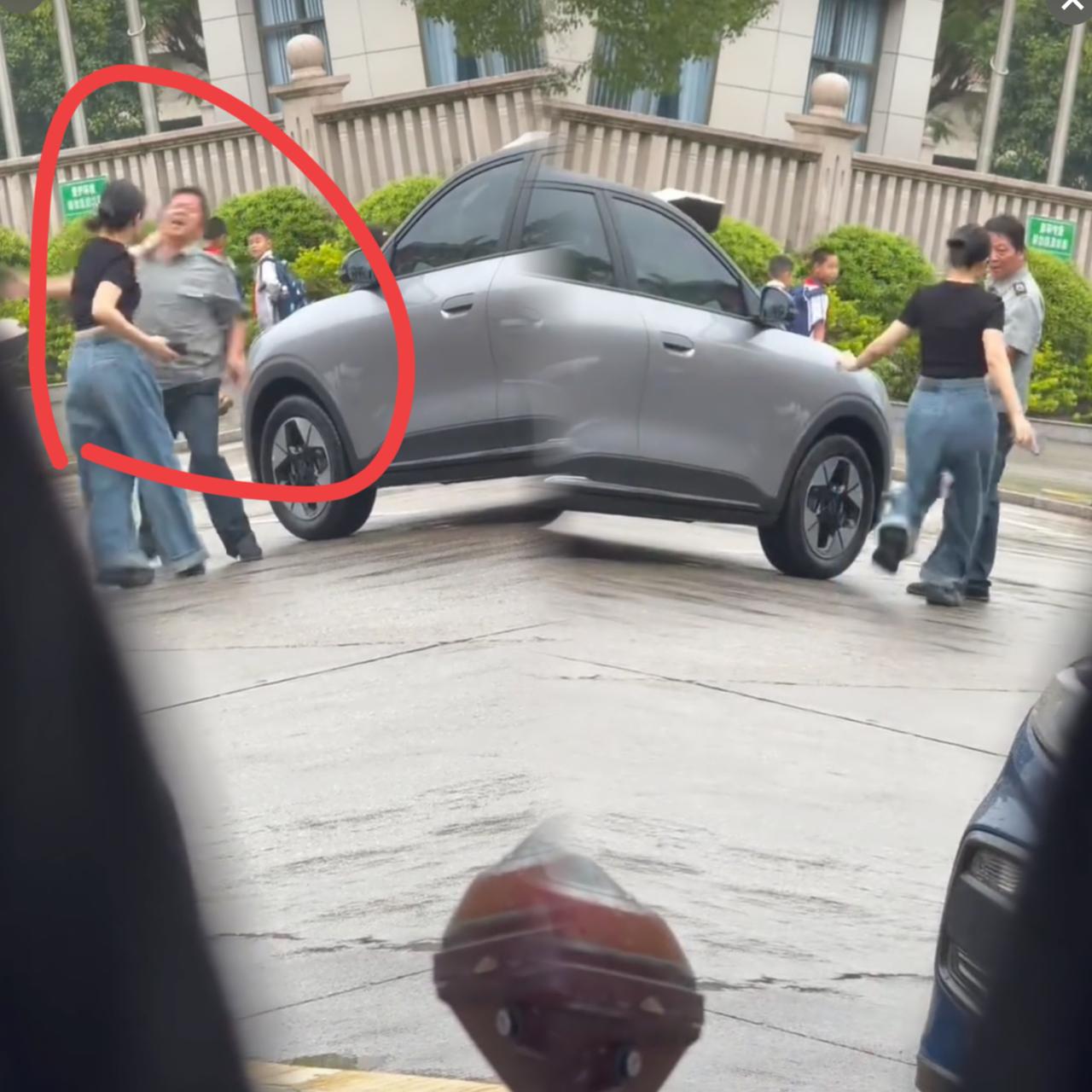 “保安扇女子耳光”事件最新进展。事发地附近的学校发表声明，证明这个打人保安并不是