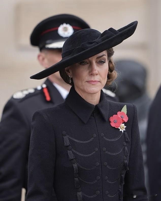 凯特王妃感人致敬阵亡将士：领导英国阵亡纪念日活动。在11月11日阵亡将士纪念日，