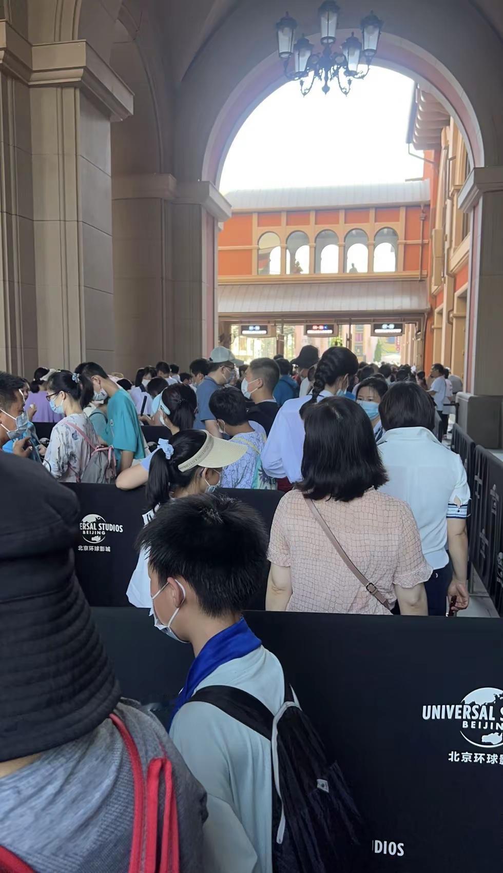 没事，去哪里看人不是看呢？