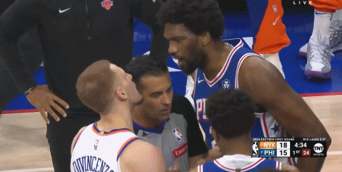 NBA赛场之恩比德缺心眼瞬间，咱就说这样的动作有必要吗？不应该为了避免自己受伤要