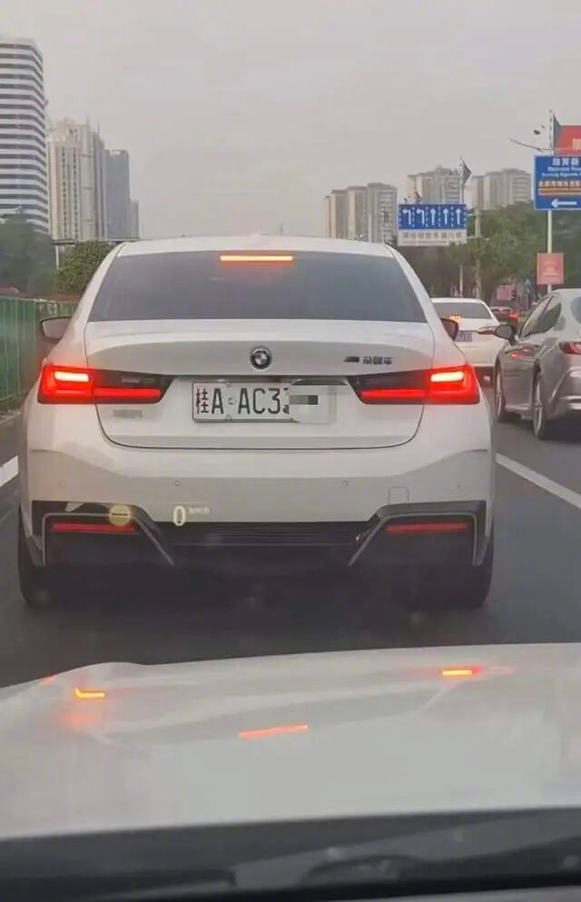 【#多地出现新能源车牌绿色变白色#，有博主发布“车牌褪色”教程；交管部门：属污损