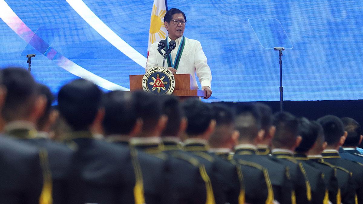 菲律宾民众要求总统下台，小马科斯提前给全体菲军加薪，想把枪杆子握在手里！
小马科