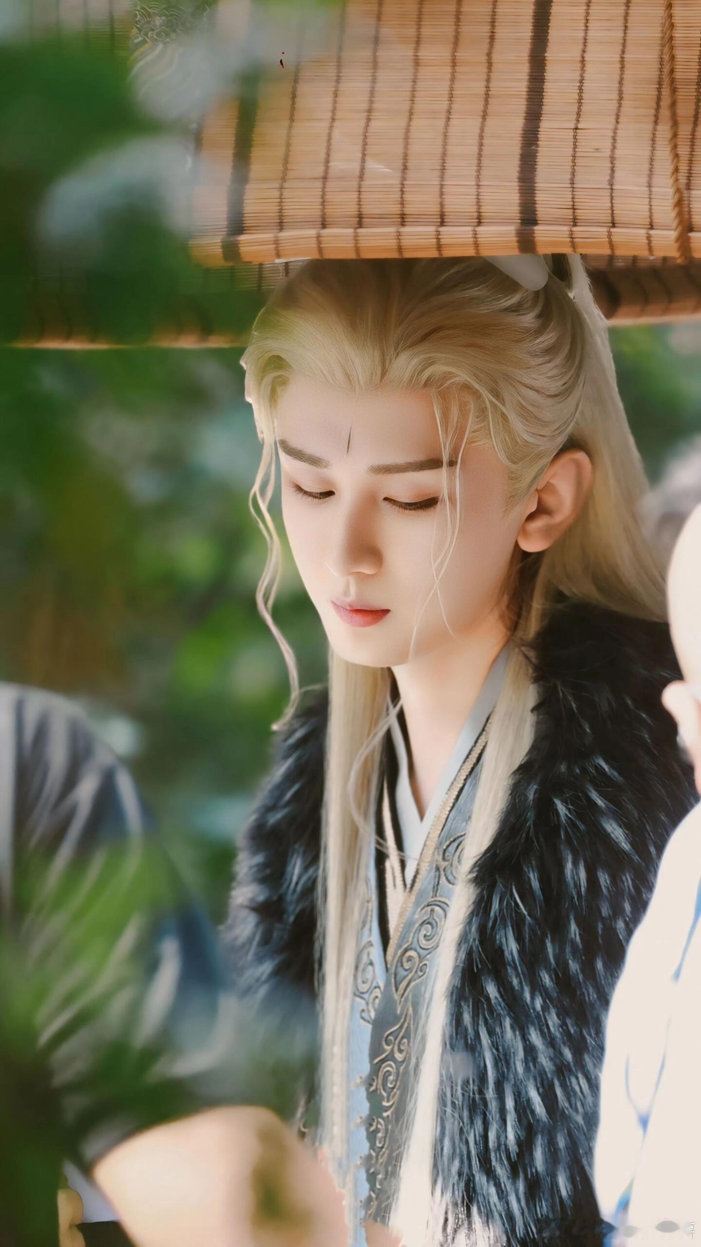 #赴山海杀青##成毅[超话]# 成毅真是有白发牛逼症，太帅了[舔屏][舔屏]很期