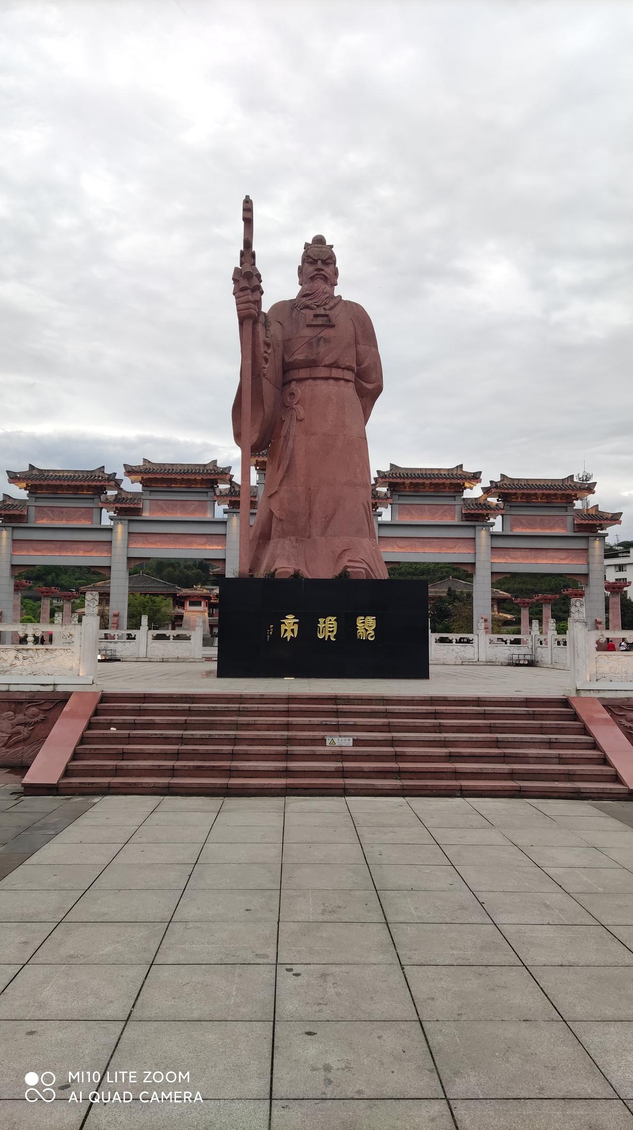 雅安荥经县颛顼广场。荥经县的颛顼广场气势磅礴，修得挺好的。这次到荥经玩儿，专门到
