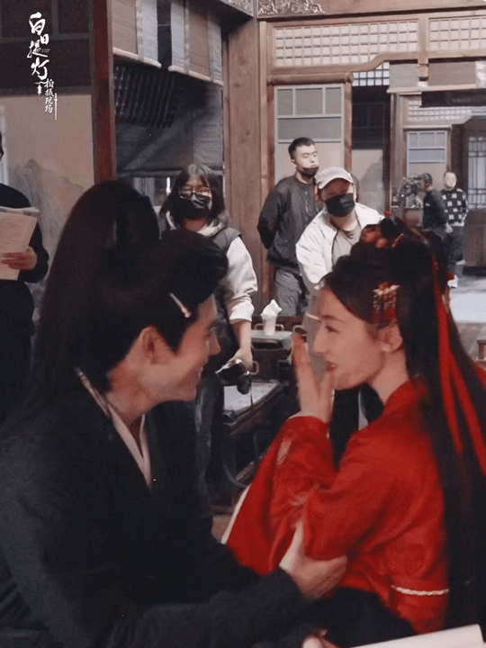 热巴陈飞宇白日提灯片场互相捏脸白日提灯 花絮里迪丽热巴贺思慕捏陈飞宇段胥的脸好甜