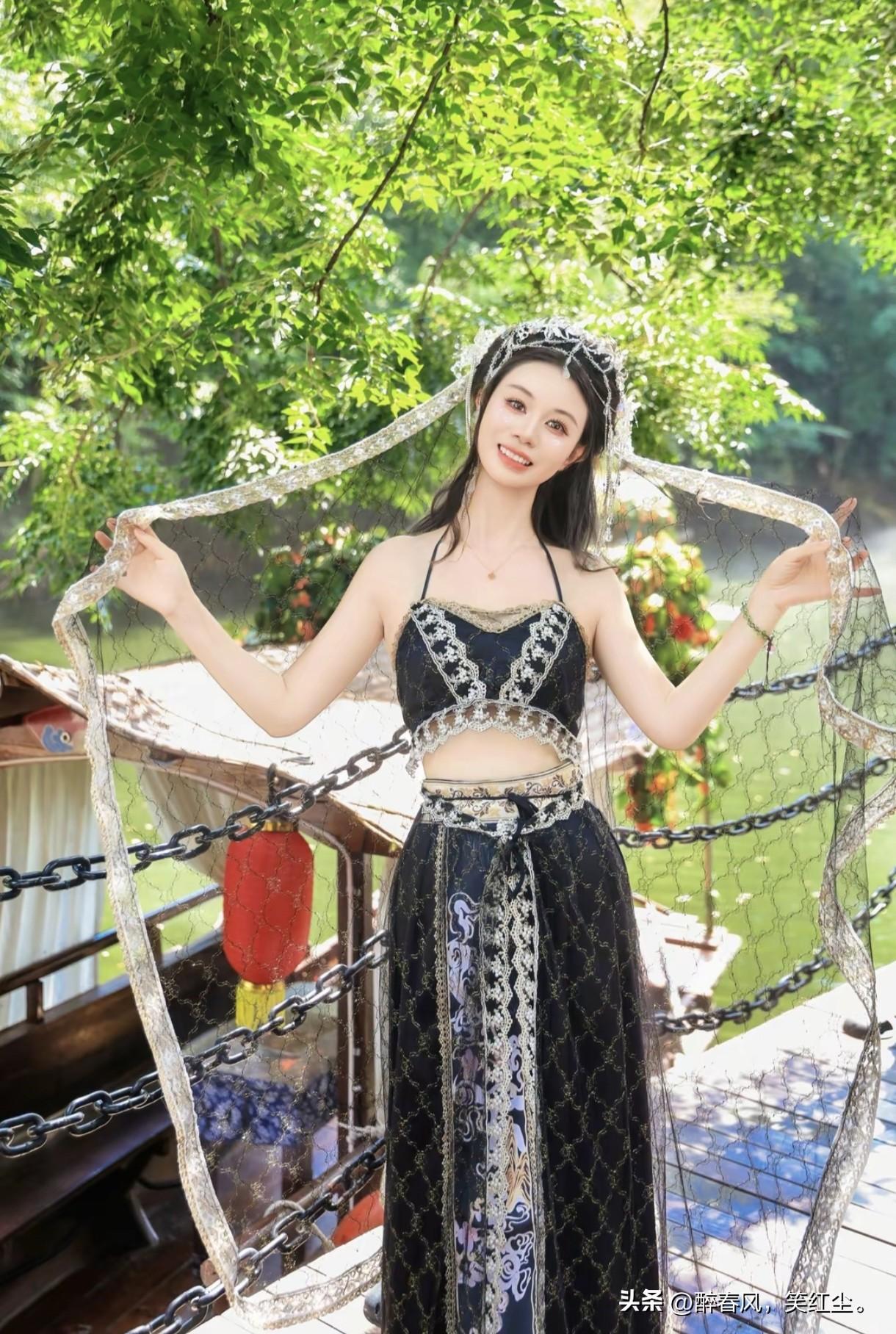 黑纱遮面藏娇羞，笛声悠扬醉竹林。
这一身异域风情太绝啦，仿佛误入童话秘境的小精灵