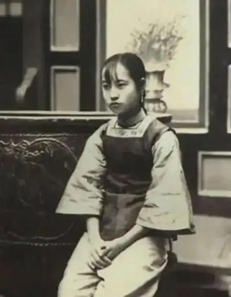 1904年，通房丫李氏，站着侍奉丈夫与正妻长达33年。这日，她正在盛饭。谁知，管