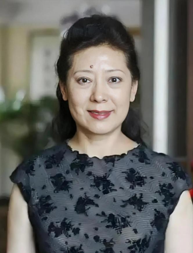 1990年，歌唱家关牧村因家暴提离婚，王星军说房子孩子选一样，关牧村的选择让他傻