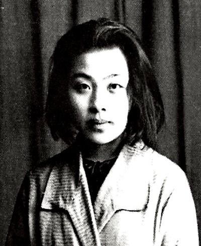 1928年，民国才女丁玲同时爱上了两个男人，哪个都不舍得分开，于是提出了三人同居