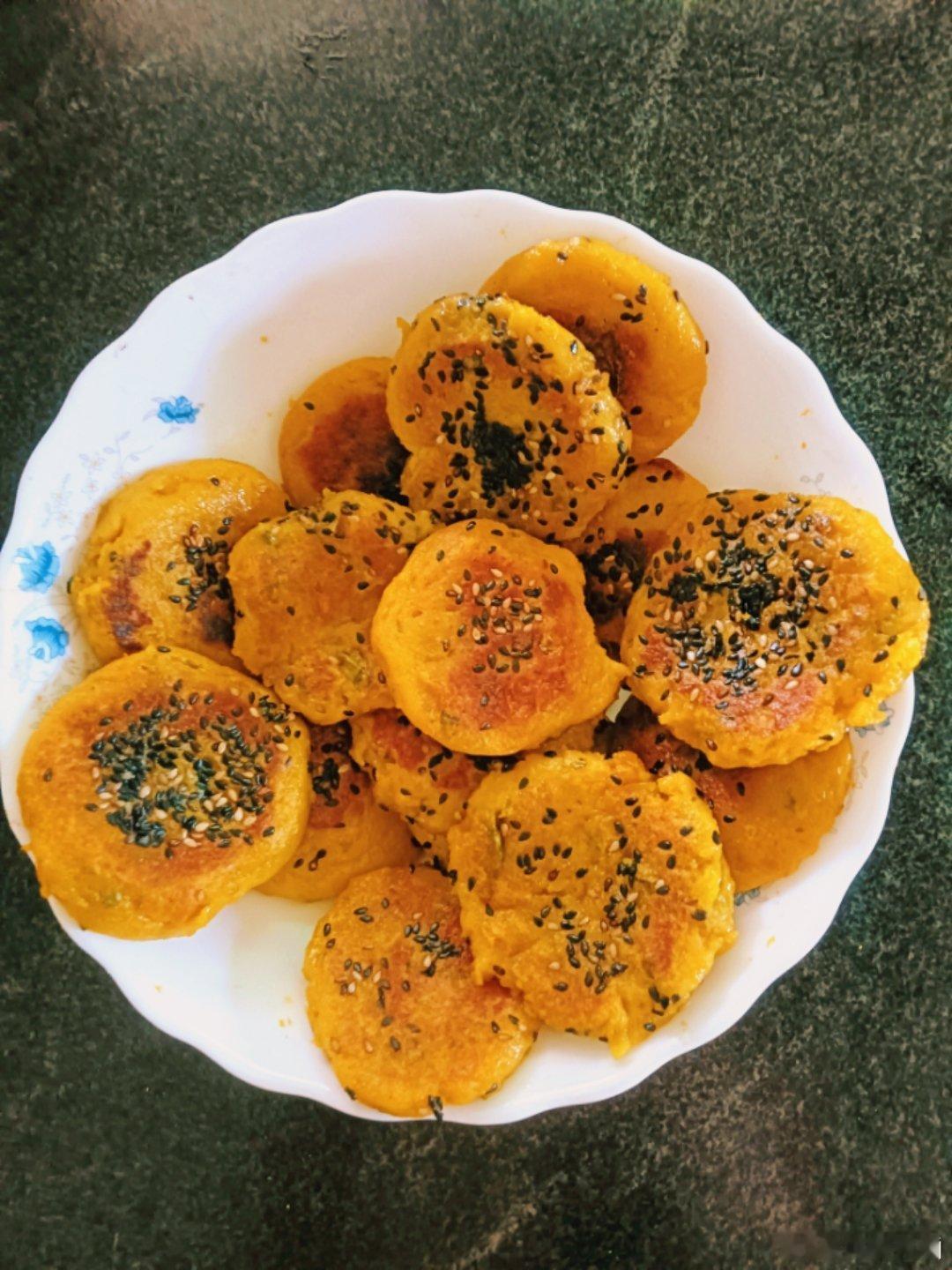 做了点南瓜饼，用的糯米粉和面粉2比1的比例，个人觉得比纯糯米粉更好吃些。孩子也喜