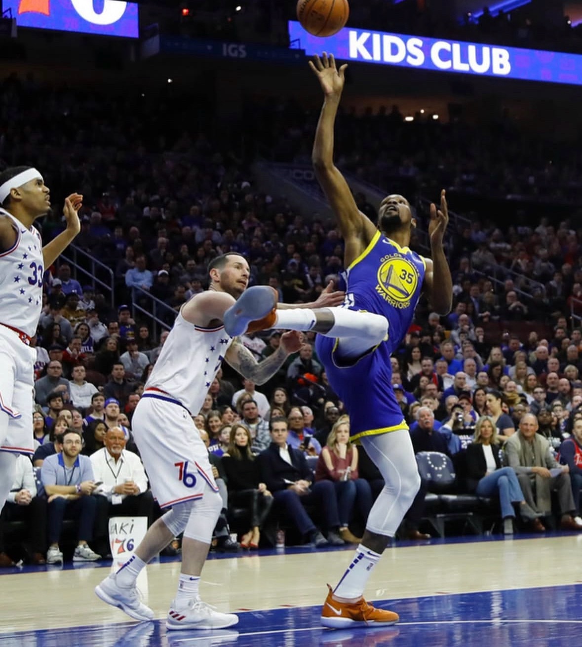 雷迪克谈及今晚出战的杜兰特：“他是NBA历史得分榜第五。这么长时间里一直保持顶级