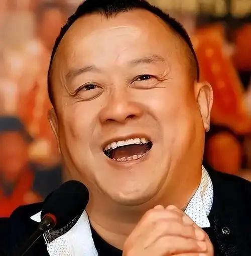 2001 年，曾志伟在会所被人拿烟灰缸猛砸，脸缝了 29 针。女儿曾宝仪哭着找上