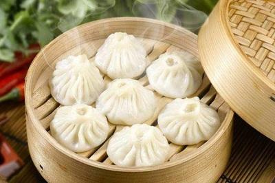 早上六点半，这个点大多数人还没醒。
蓬头垢面的在街巷前一个不起眼的摊位旁，看着大