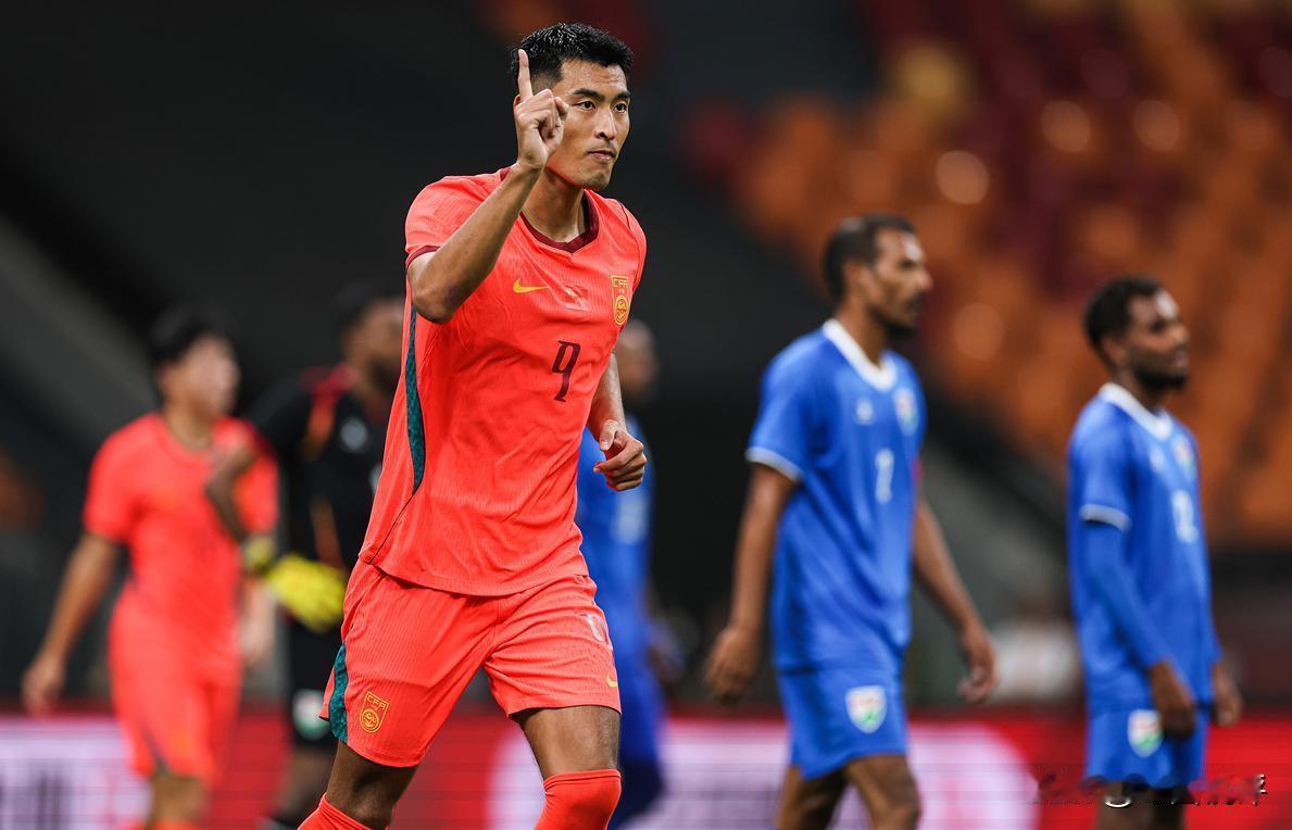 王子铭13分钟帽子戏法！国足3-0战胜马尔代夫。
王子铭之前11场国家队一球没进