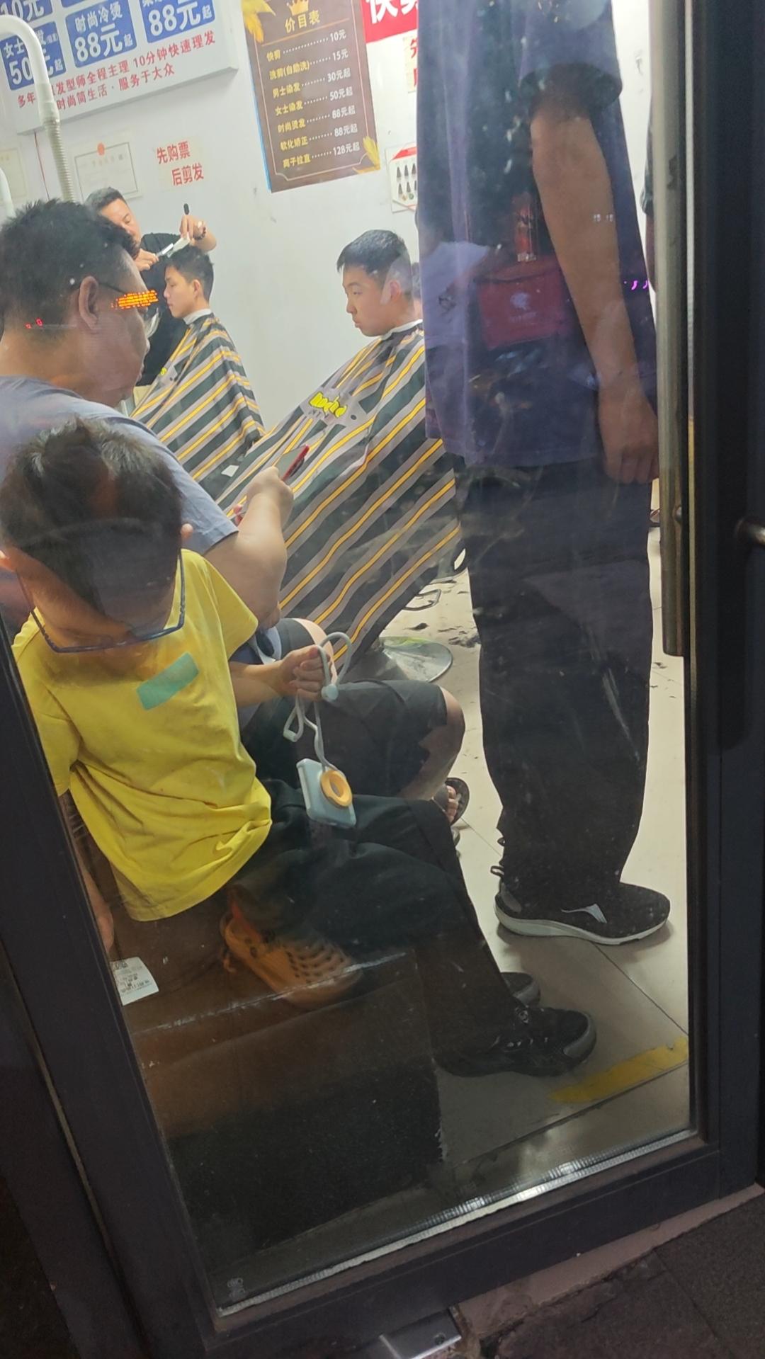 明天儿童节，今天理发的小孩真多，要排队排五六个