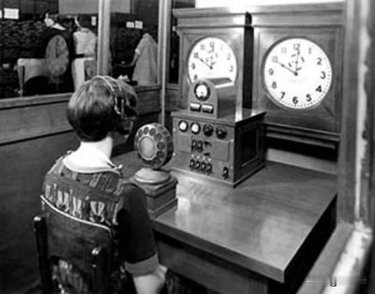 1930 年的芝加哥，“报时女士”或“报时钟”每 15 秒现场报时一次，这项服务
