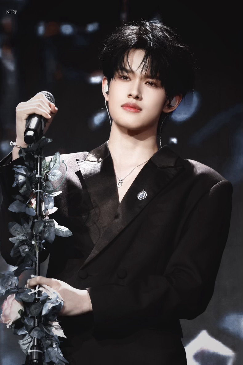 张极直播 气质清爽长相端正，直播全程松弛自然。性格温柔通透，表现力超强，颜值实力