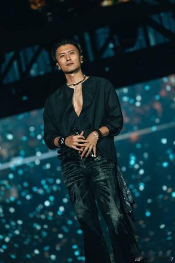 谢霆锋把月亮搬来了演唱会谢霆锋演唱会界的赛里木湖 谁能拒绝一场有月亮的演唱会，巨