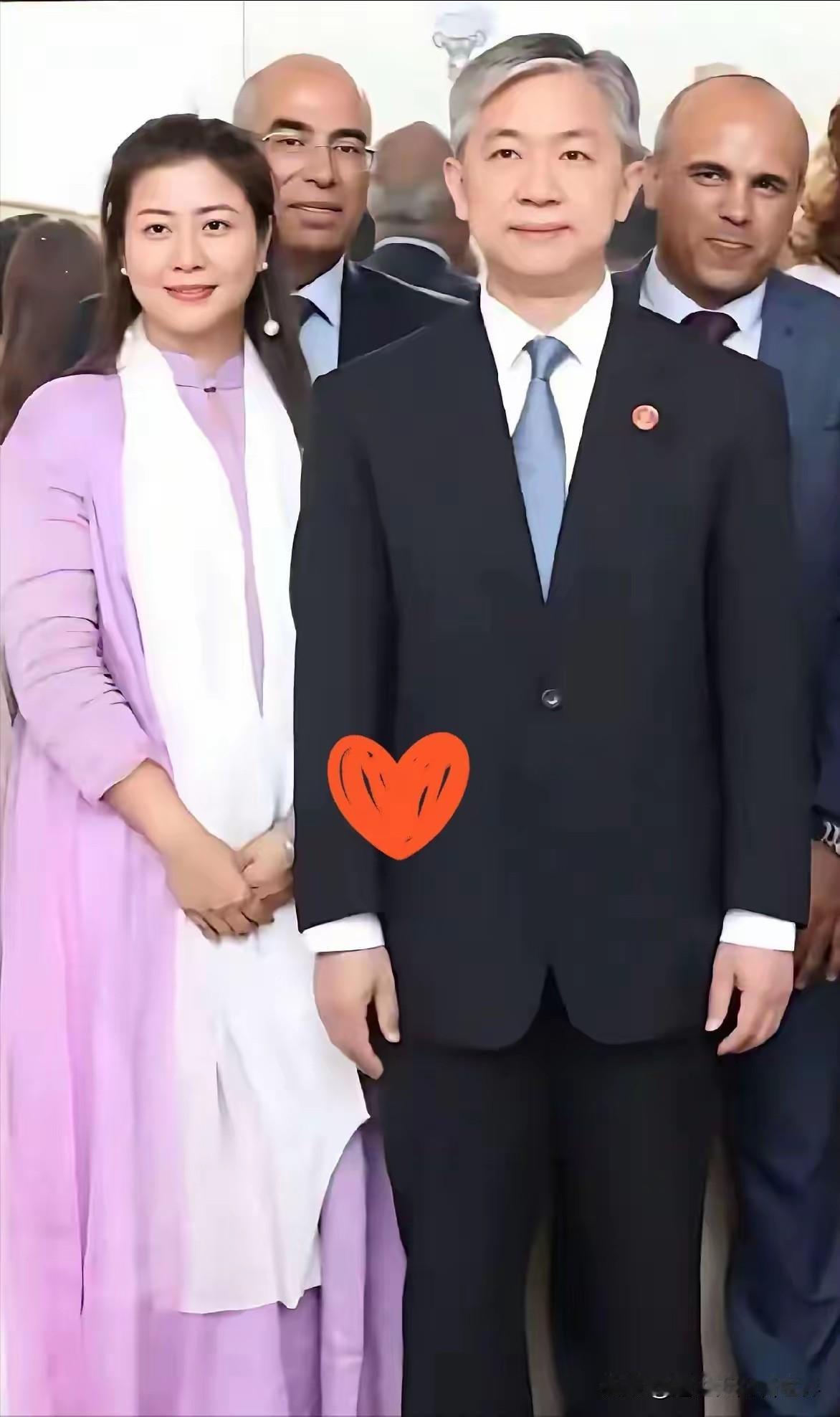 我国驻柬大使汪文斌，会讲12国语言，的确不简单，他“祝大家2026顺遂、安康，万