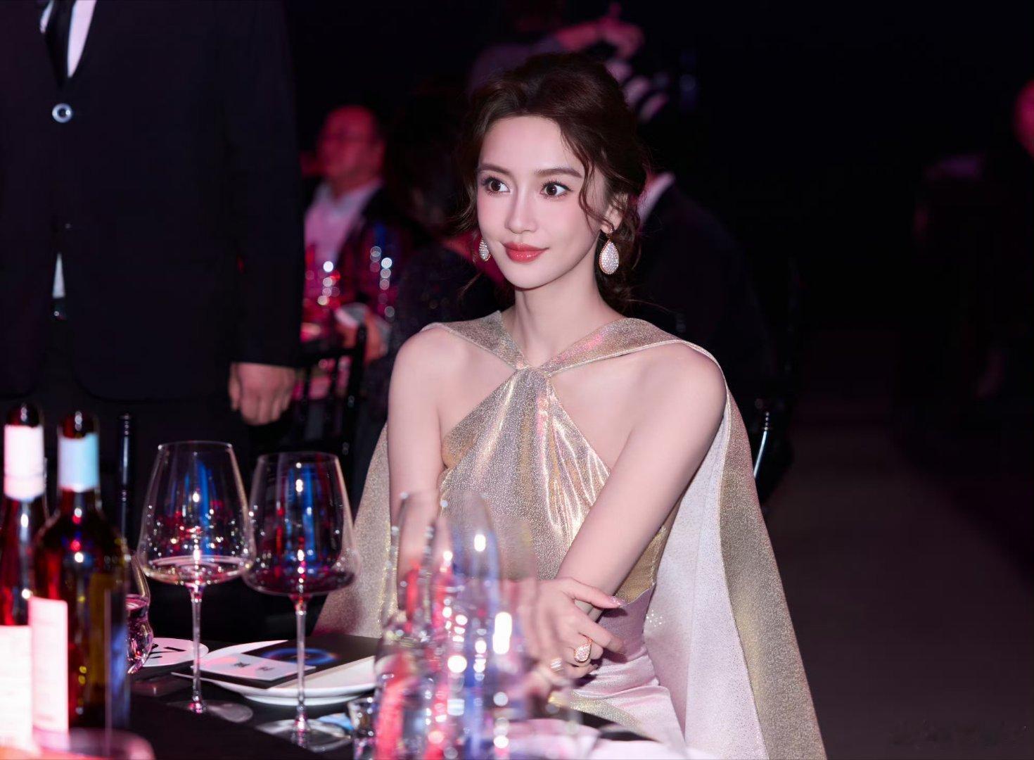 angelababy 🌸杨颖 “宇宙与你相撞，满天星月抖落三分，你怀里的温柔抖