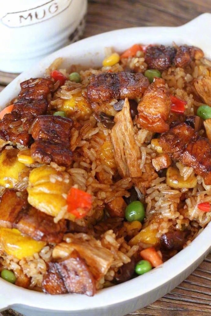 【五花肉糯米焖饭】软糯的米饭和栗子配上入味的五花肉和腐竹，营养又美味~cr:牛奶