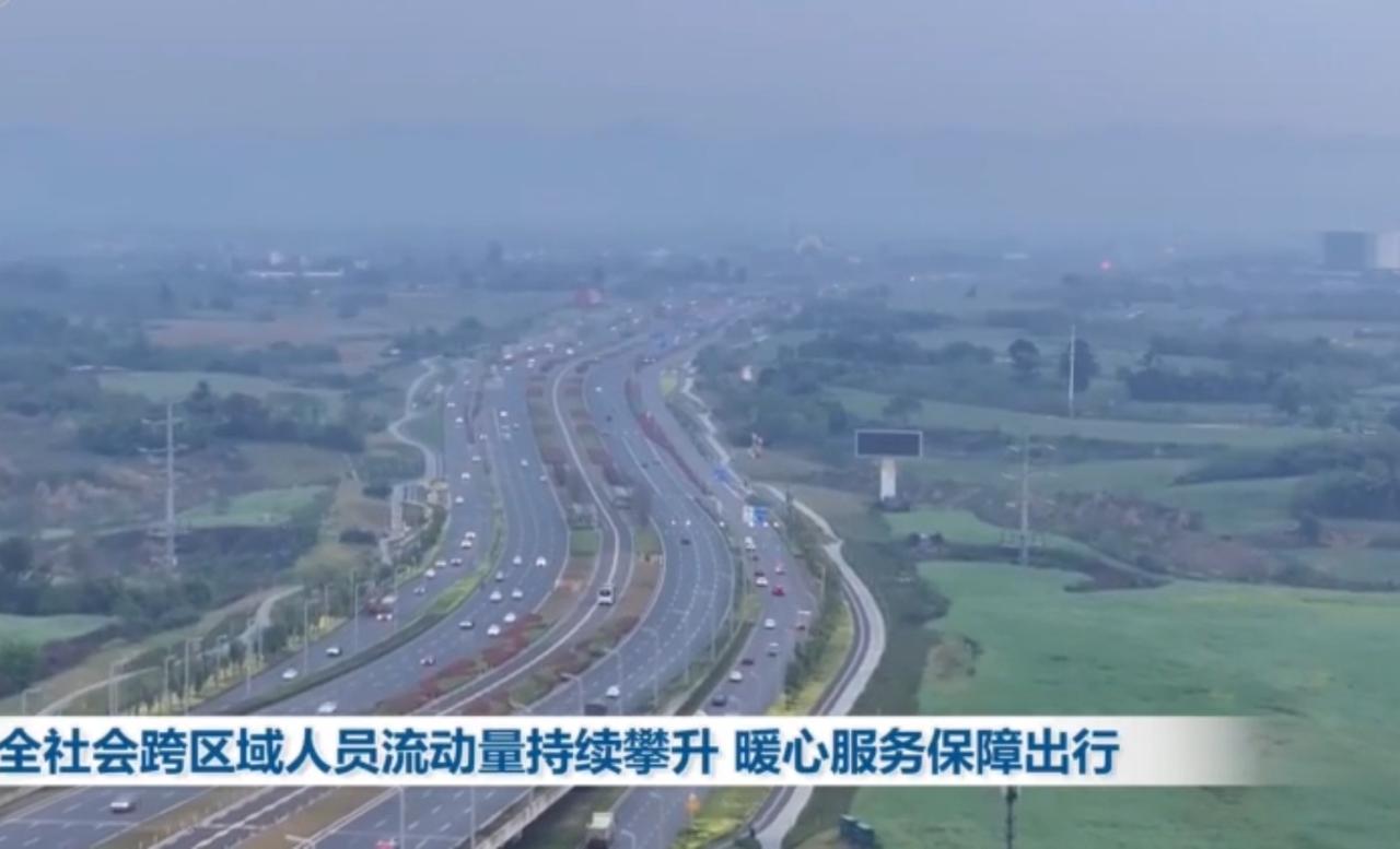 假期出行高峰全面开启，公路、铁路、水路、航空多线联动，处处涌动着出行热潮。高速路