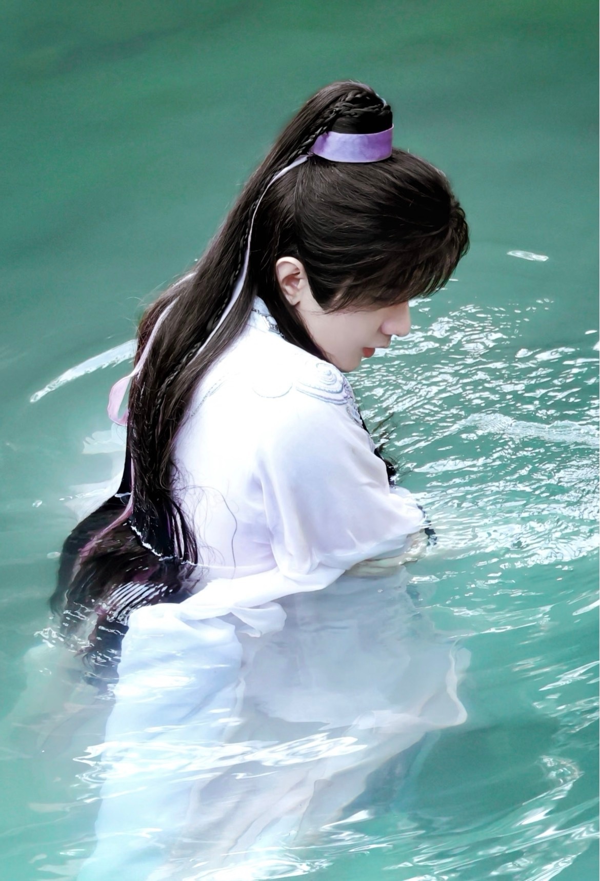 电视剧赴山海  漂亮的水儿~这绝美的侧颜 飘逸的发丝修长身形小细腰 迷人的背影…