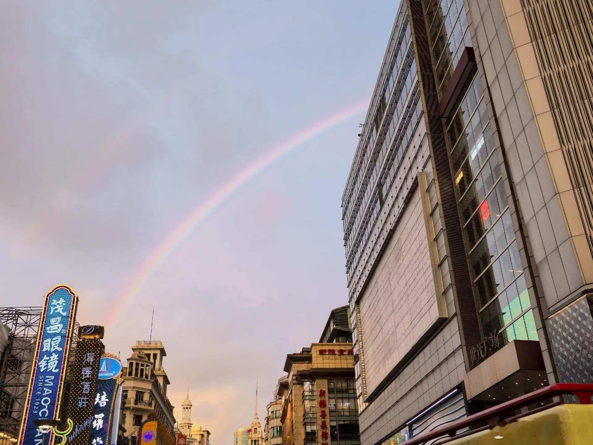 上海圈友晒来昨天淮海路南京路彩虹另一方面，图二长沙小邓、北京老李、杭州小黄“三指