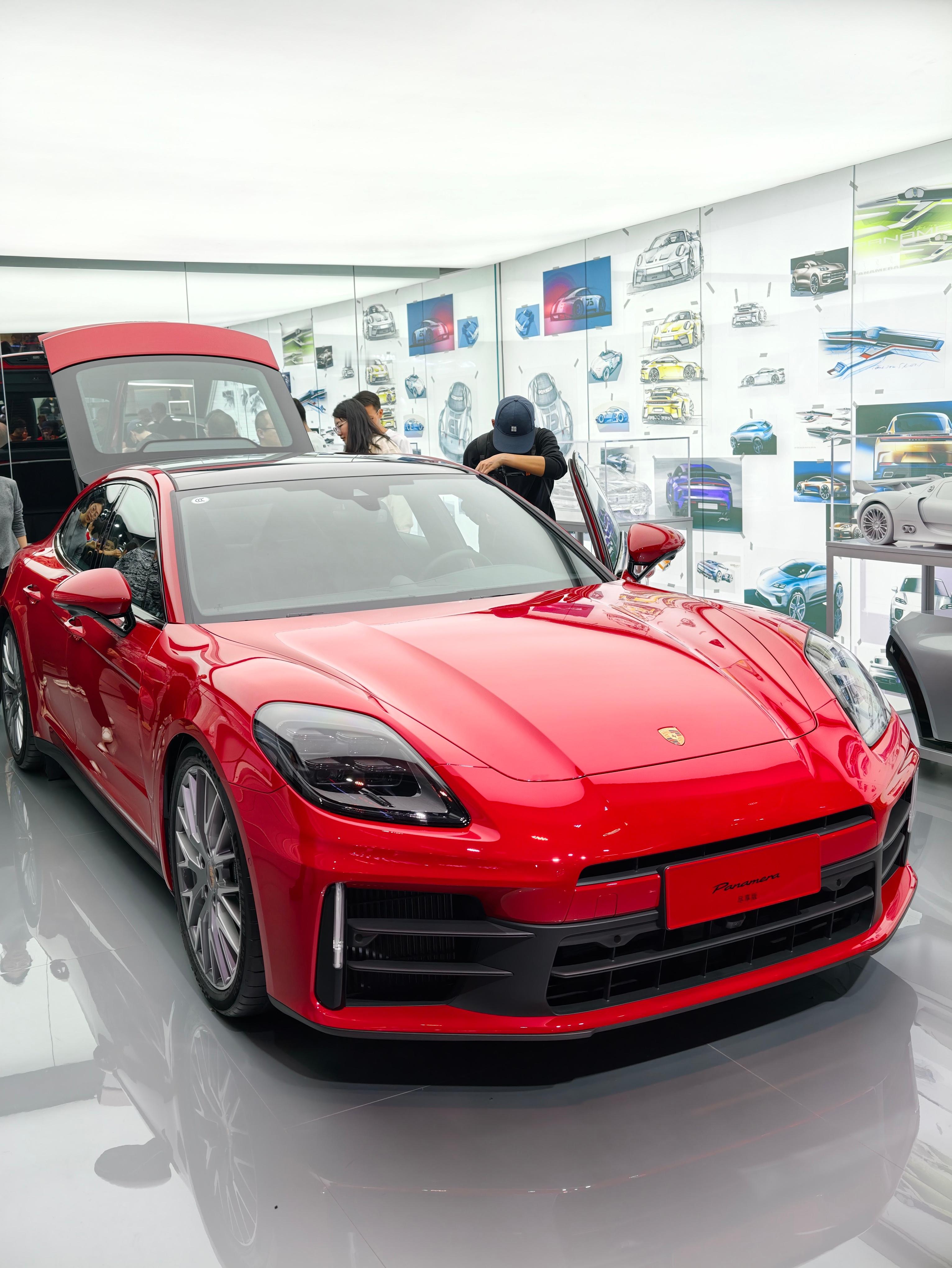 打卡了保时捷的展台，这个展台的风格很鲜明，就是告诉你方向盘要握在自己手里，车就是