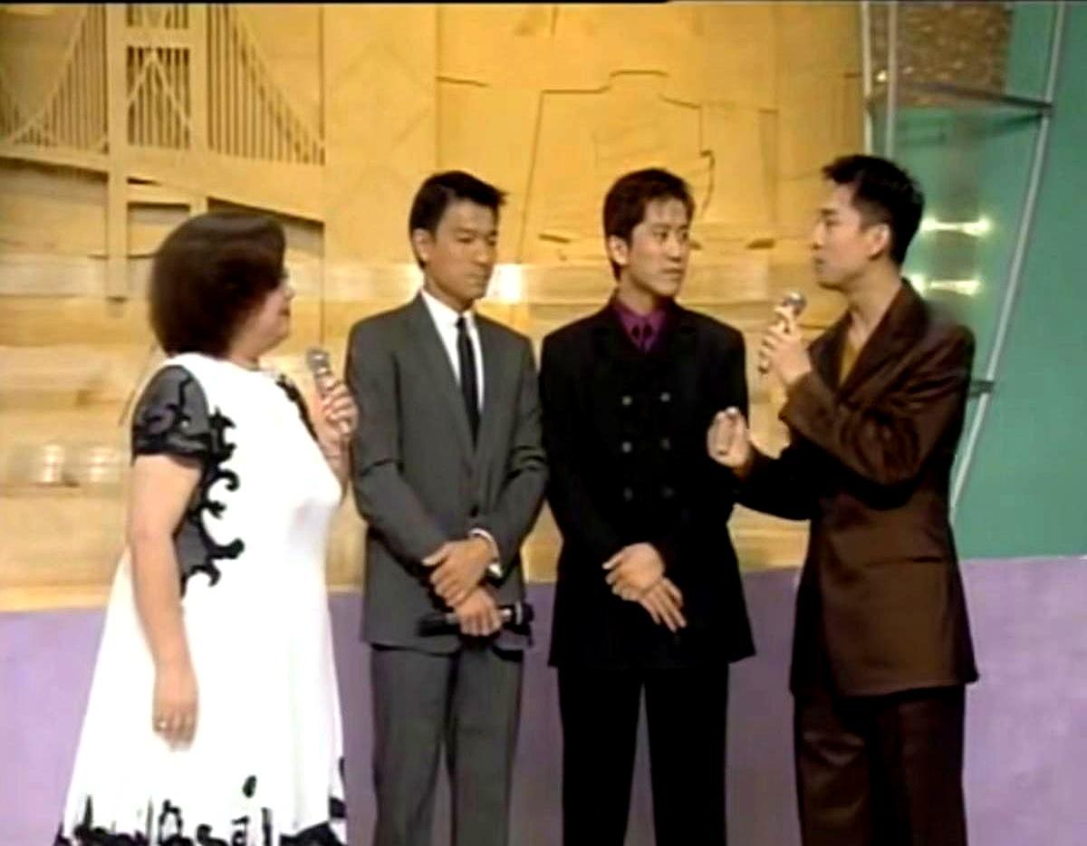 官方报180的毛宁，真实身高怕是藏着不少水分。
 

他跟刘德华站一块，俩人头顶