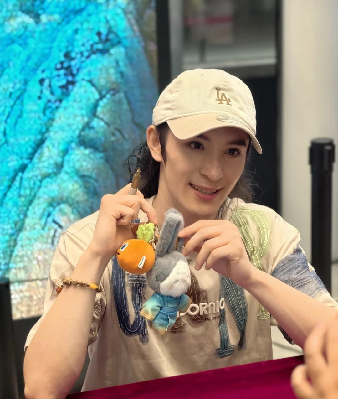 你被分到了竹马孟之——张翰
苏州湾青绿五周年8.22晚
快速跑啊跑啊，三楼下来，