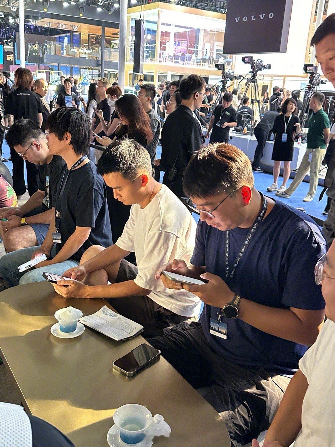 #2024成都车展# 这两个叼毛说因为是车圈颜值前三，在宝马发布会不仅有座位还能