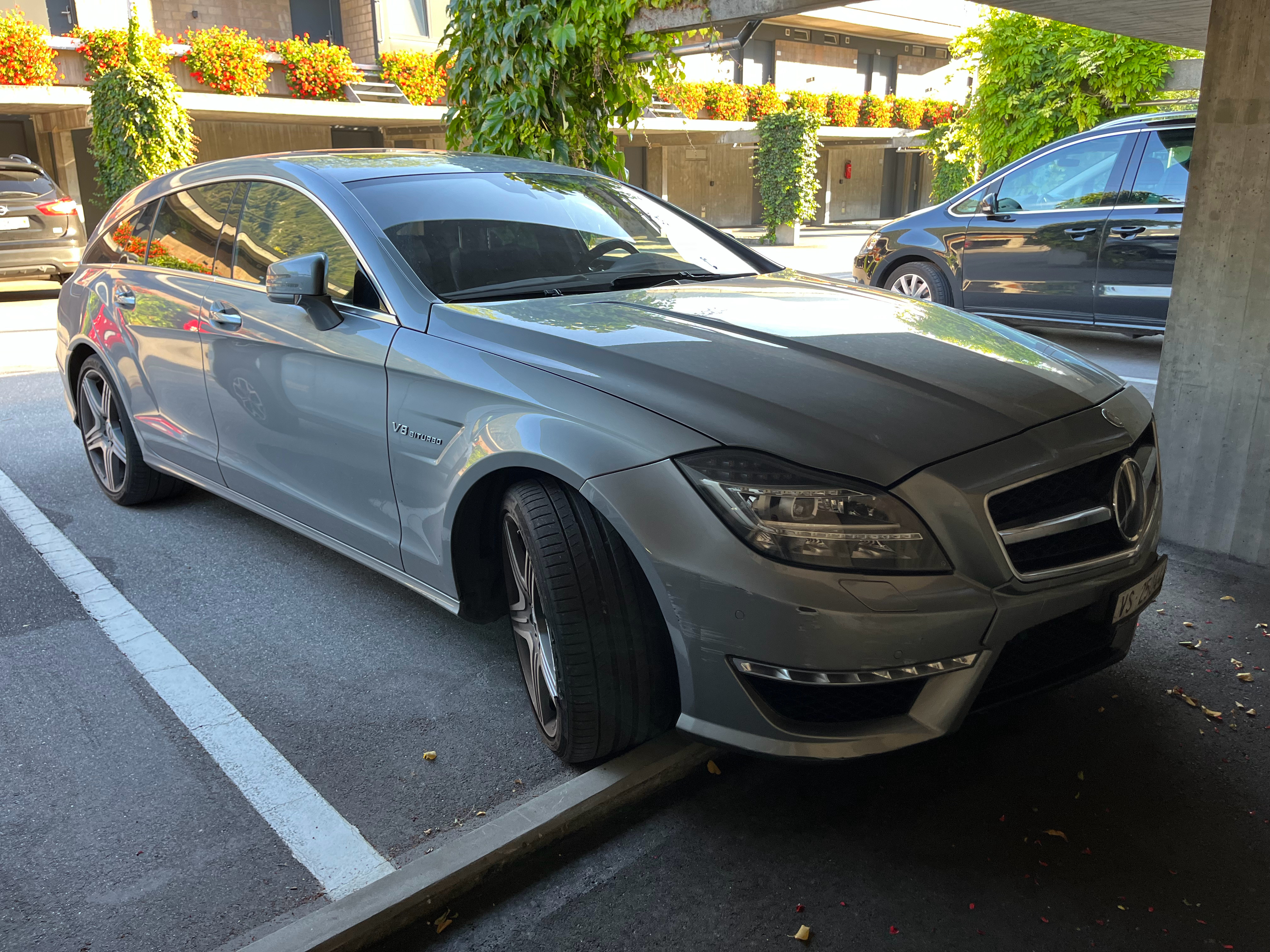 宾馆停车场的德式大V8旅行车，好喜欢[色]你选哪个？#yz77聊车##旅行车##