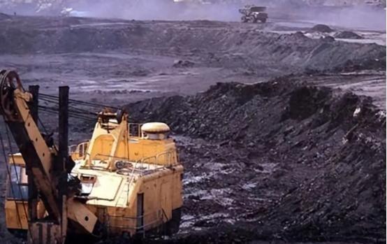 所有人都在等中国对日本出手。结果海关数据一公布，全都懵了。2025年11月，中国