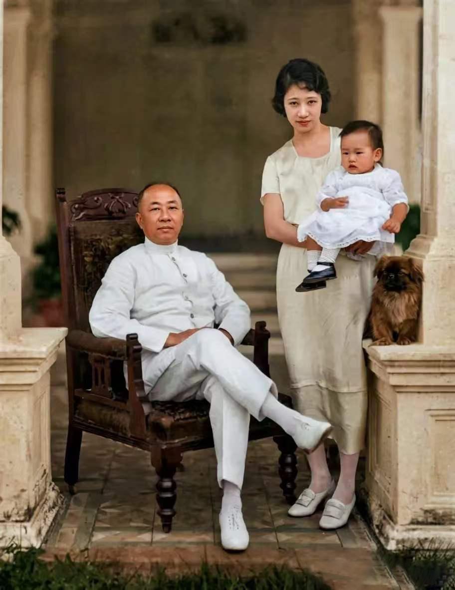 1923 年新加坡，"印尼糖王" 黄仲涵晚年的一张三代同堂照。

坐椅子上的是黄