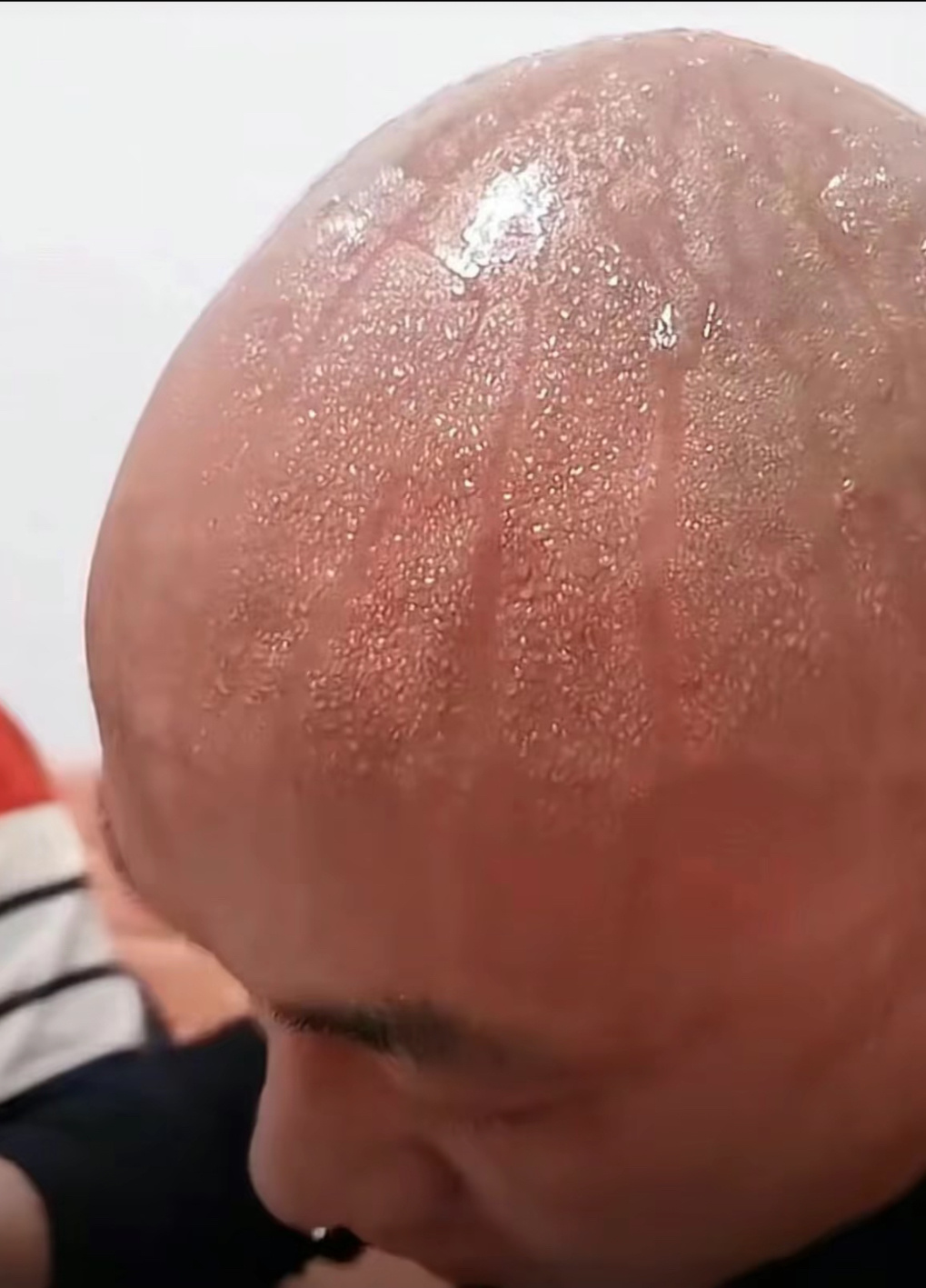 #这哪是回南天这是回南天门了吧#受不了了，回家躺床上床单被子都是湿的，衣服也不敢
