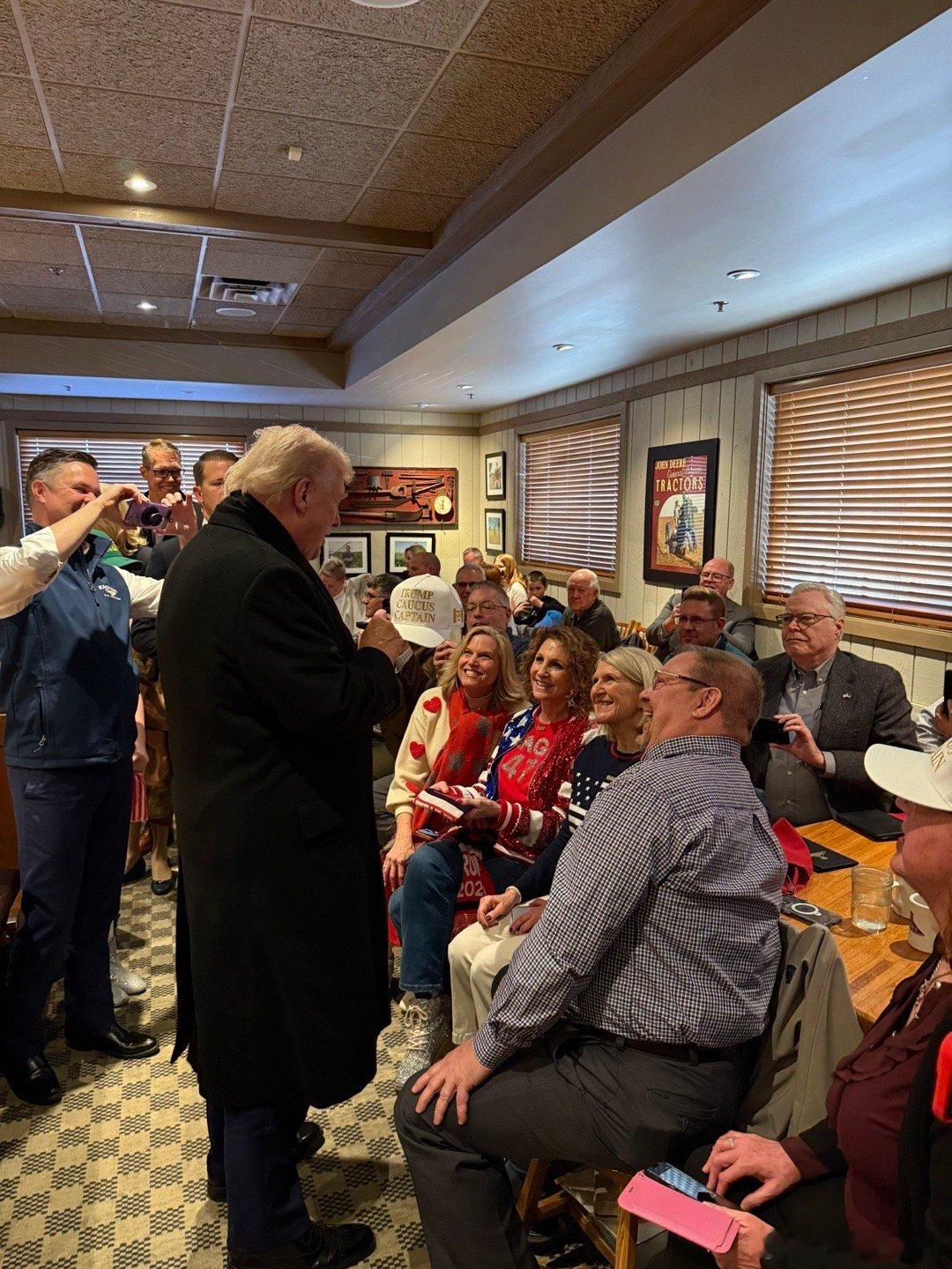 Trump今天到Iowa为中期选举造势记者问及“美元贬值、四年新低”，他表示“不