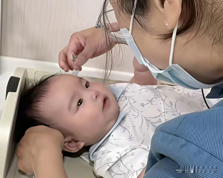 汪小菲小儿子四个多月了，一家人回到台湾给孩子打疫苗。

小宝贝被养的非常好，长得