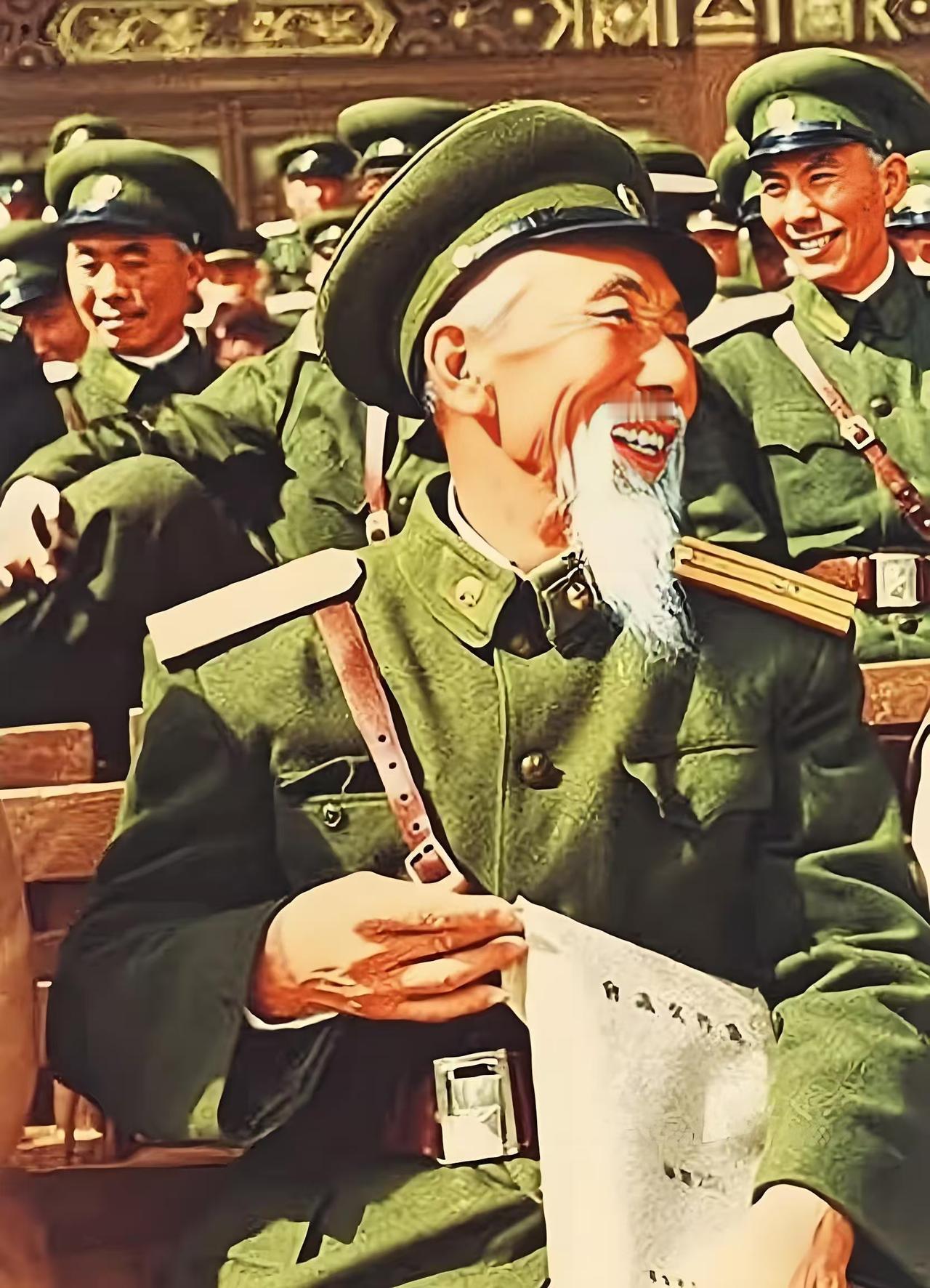 图上的老爷子，1955年被授予少校军衔的时候已经是77岁高龄了！
别看老爷子只是