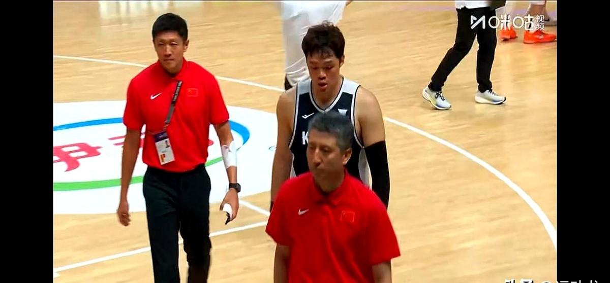 79-71！

哨响那刻，郭士强没笑，脸绷得像刚擦过的篮板。

韩国三分24中3
